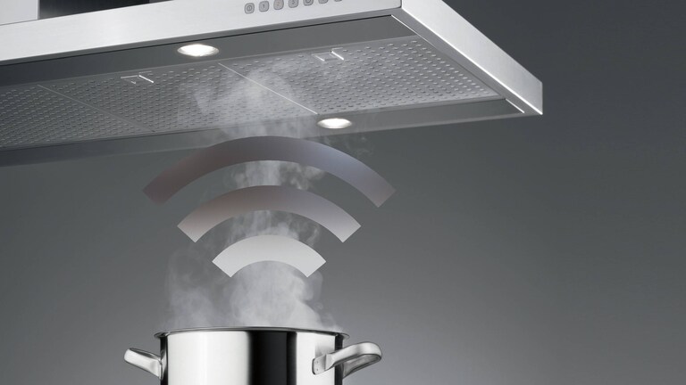 Ånga från en kastrull som sugs upp av spisfläkten