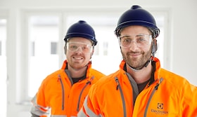 Installatörer för Centrala Bygg i skyddskläder